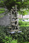 904221 Afbeelding van het beeld Opbouw van Piet Killaars in het plantsoen op de hoek van de Wolgadreef en de ...